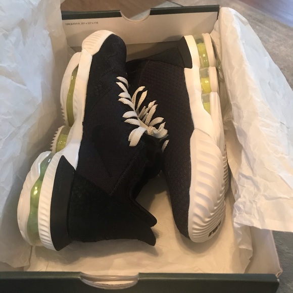 LeBron 16 - Picture 8 of 9